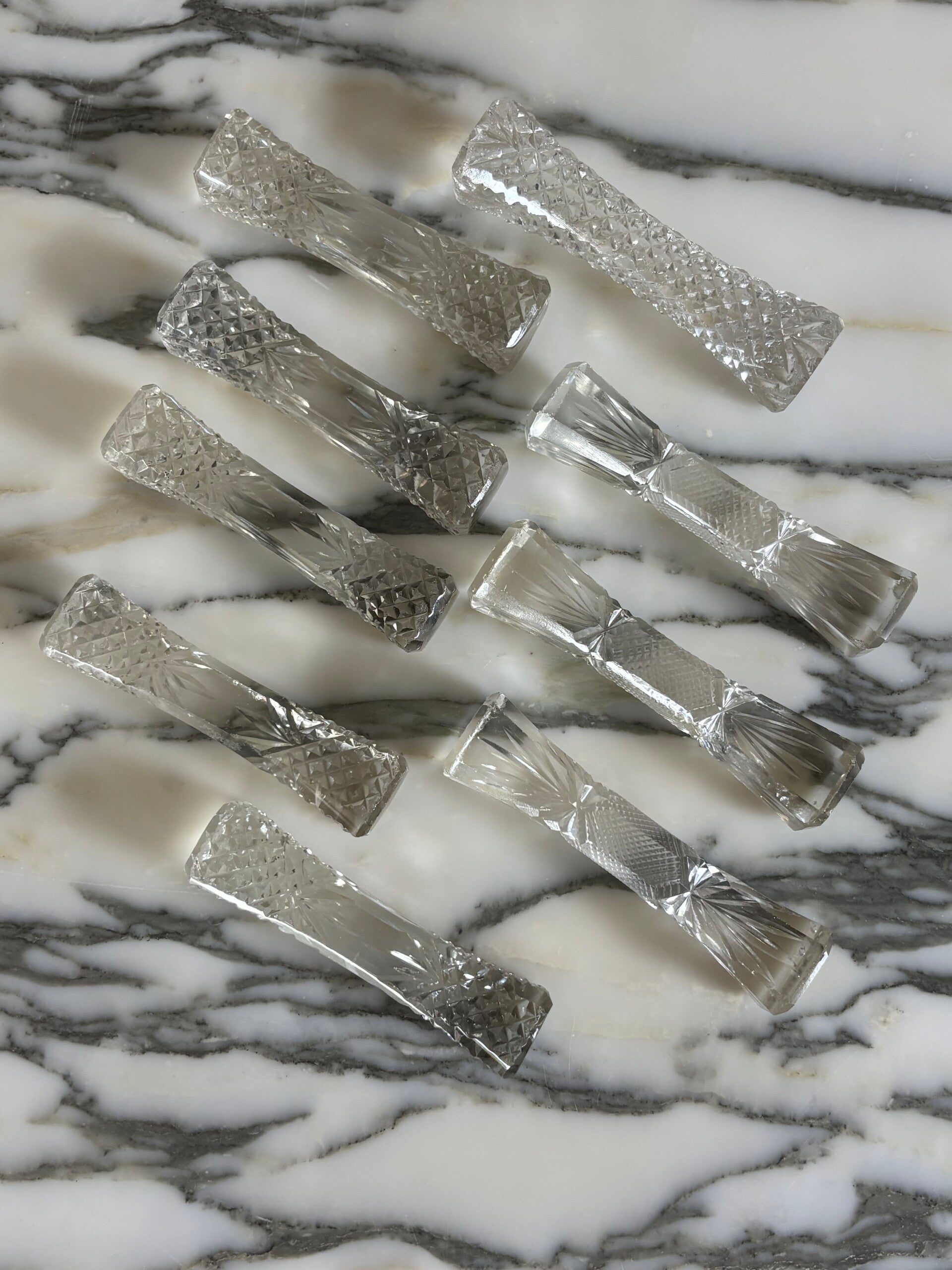 9 Kristallen messenleggers - 9 Crystal knife rests