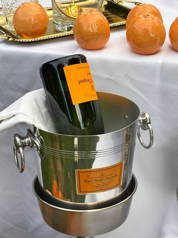 Stijlvolle Champagnekoeler Veuve Clicquot op elegante standaard - Elegant Veuve Clicquot Champagne cooler on a stylish stand