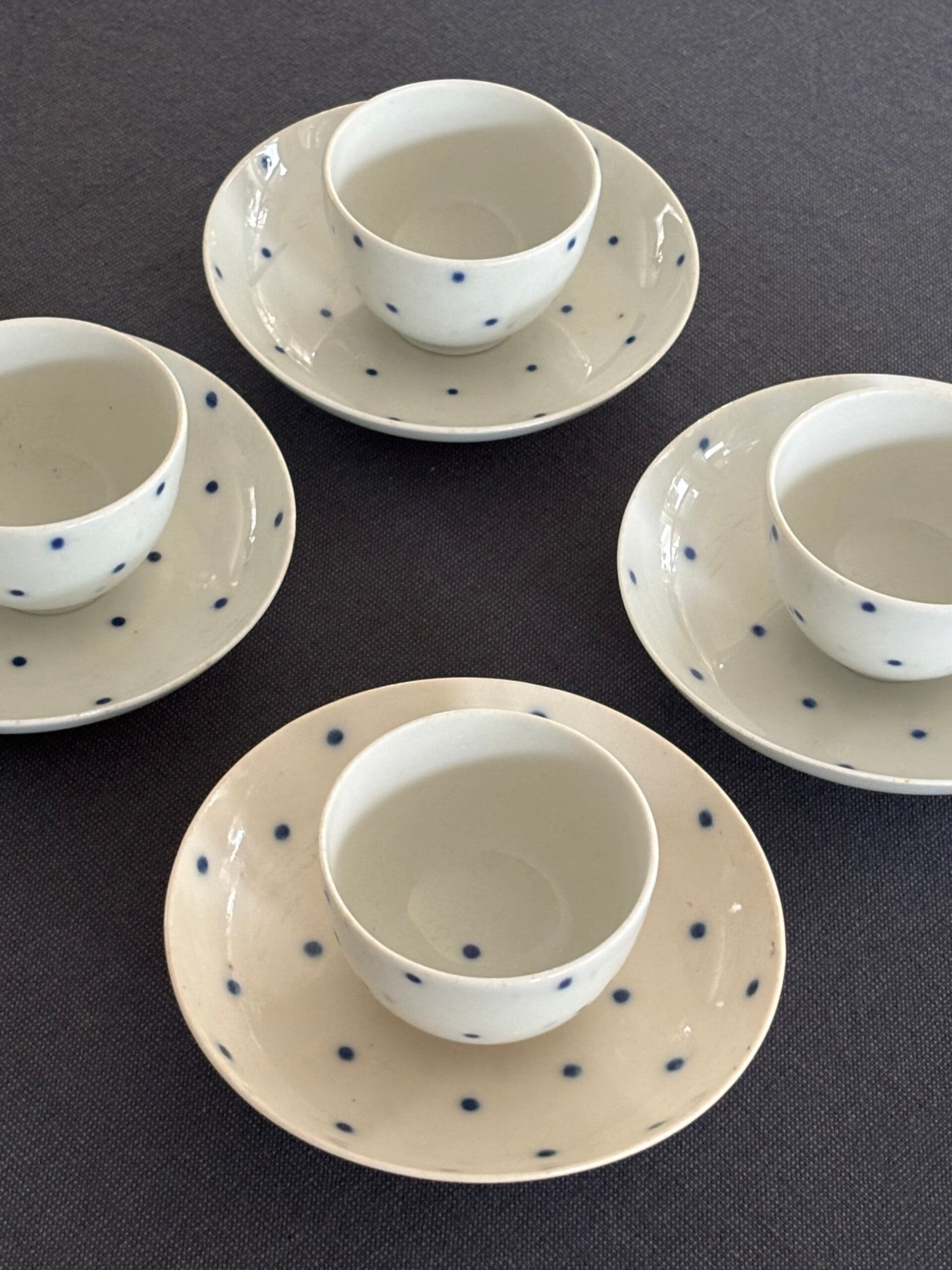 4 Antieke porseleinen kop en schotels - 4 Antique hand-painted porcelain cups and saucers