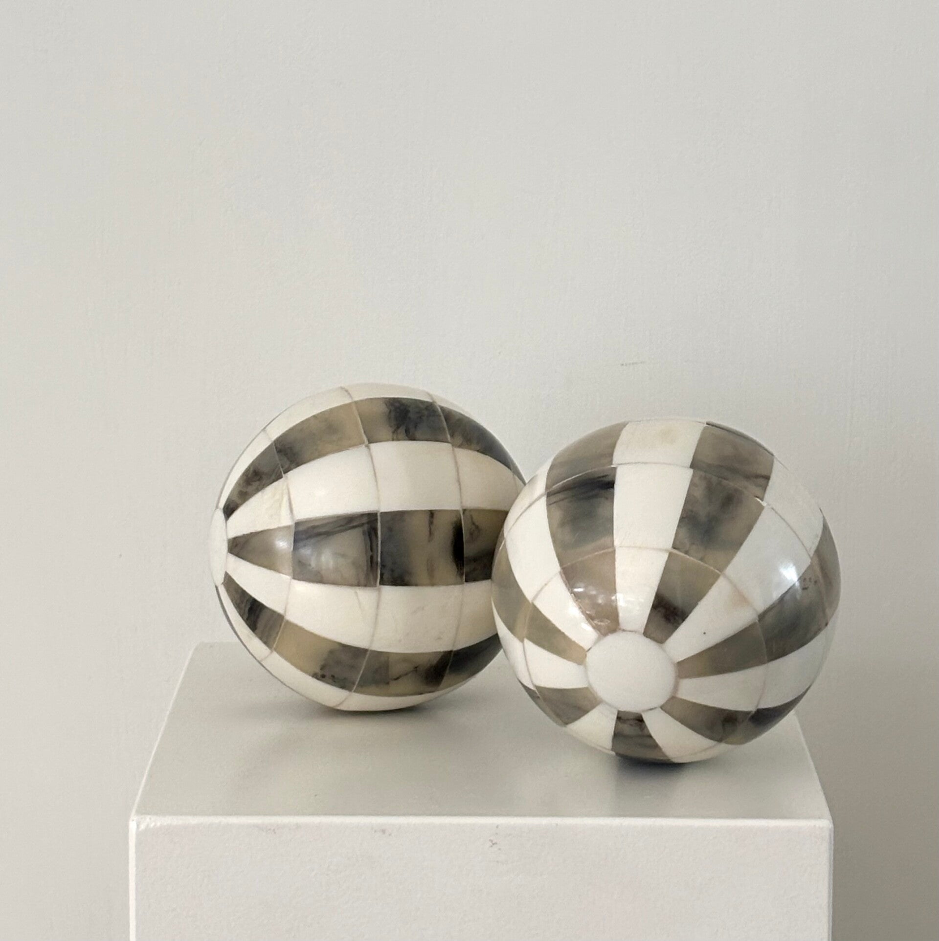 Set van twee decoratieve ballen - Set of two decorative spheres