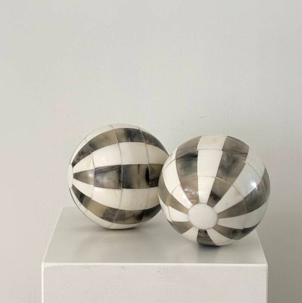 Set van twee decoratieve ballen - Set of two decorative spheres
