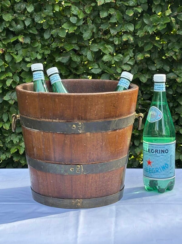 Grote houten emmer met karakteristiek messing beslag - Large wooden bucket with distinctive brass fittings