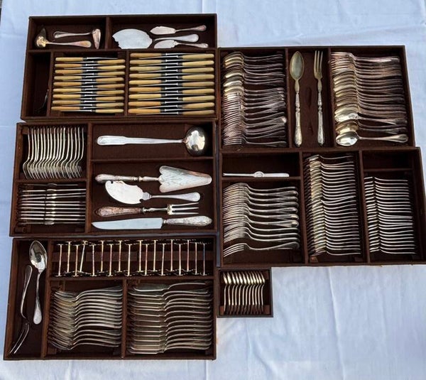 Schitterende 253-delige verzilverde Franse antieke bestekset in het elegante ‘Ruban’-model Société Française d’Alliage de Métaux - Stunning 253-piece antique French silver-plated French cutlery set in the elegant ‘Ruban’ pattern by Société Fra