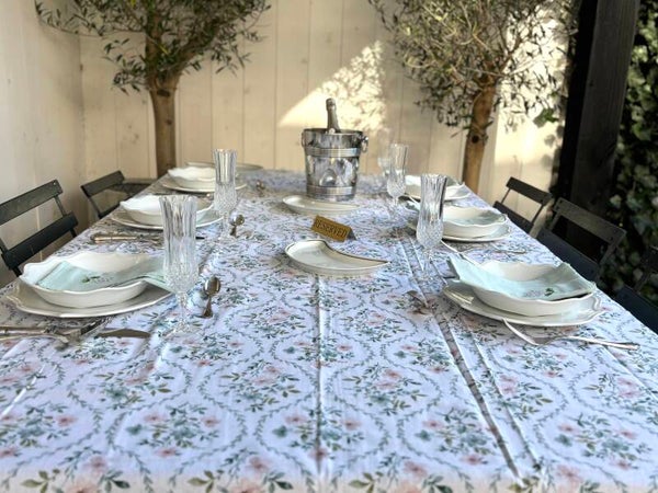 Nieuw tafelkleed met een florale print (152 x 213 cm) - New tablecloth with a floral print (152 x 213 cm)