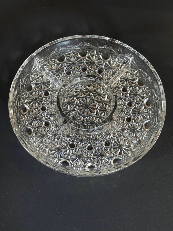Glazen hapjesschaal met een elegant bewerkt decor - Glass appetizer dish with an elegant decorative design