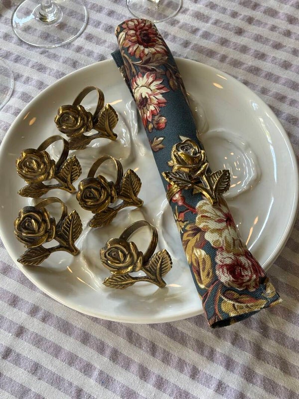 Set van zes Franse messing servetringen 'Roos' - Set of six French brass napkin rings 'rose'