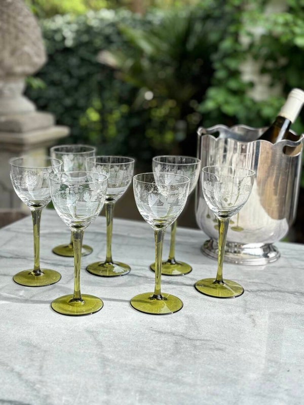 Set van 7 wijnglazen op hoge groene voet - Set of 7 wine glasses on a tall green stem