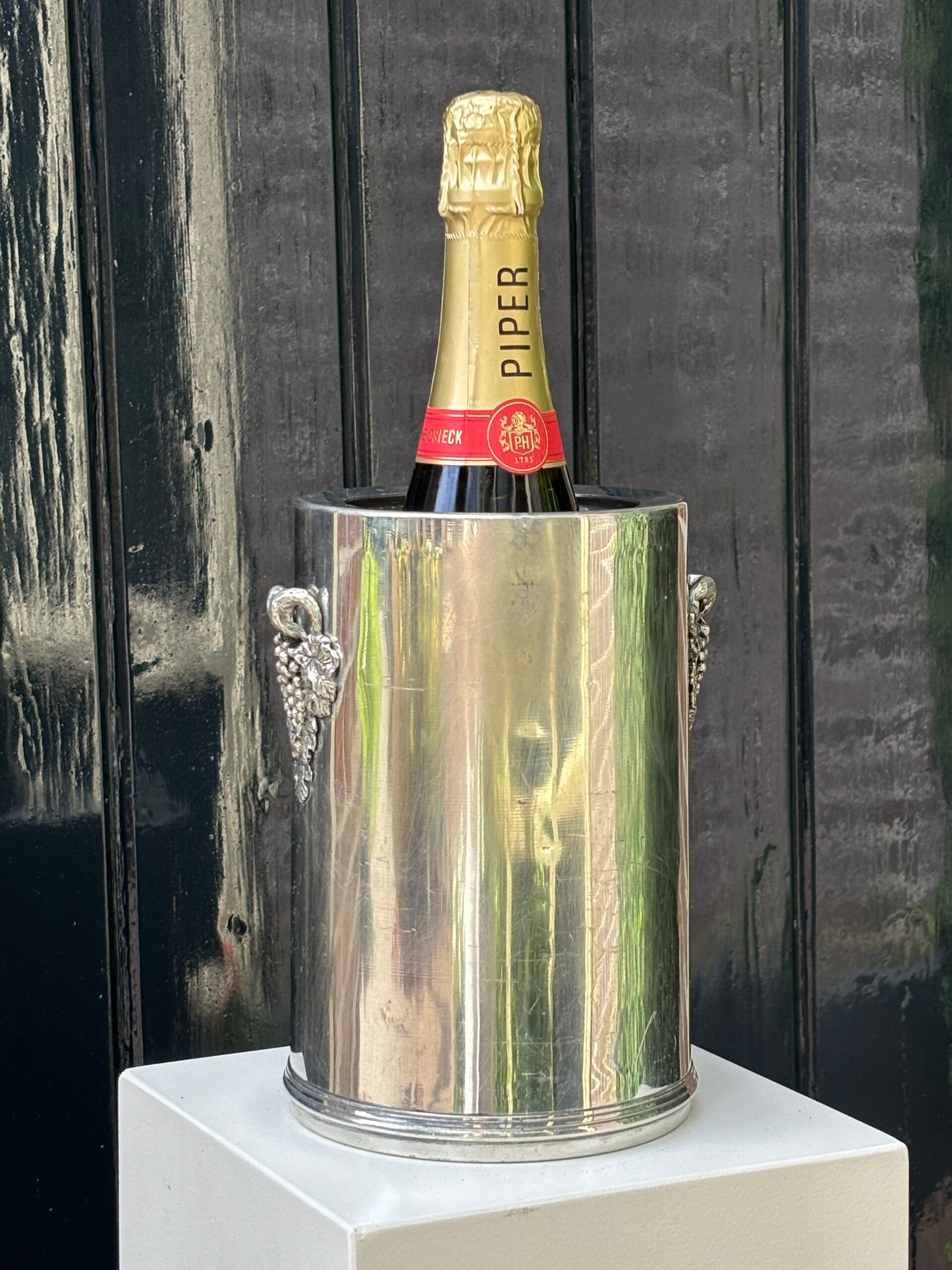 Vintage Champagnekoeler met sfeervolle druivenrankdecoratie - Vintage Champagnekoeler with charming grapevine decoration