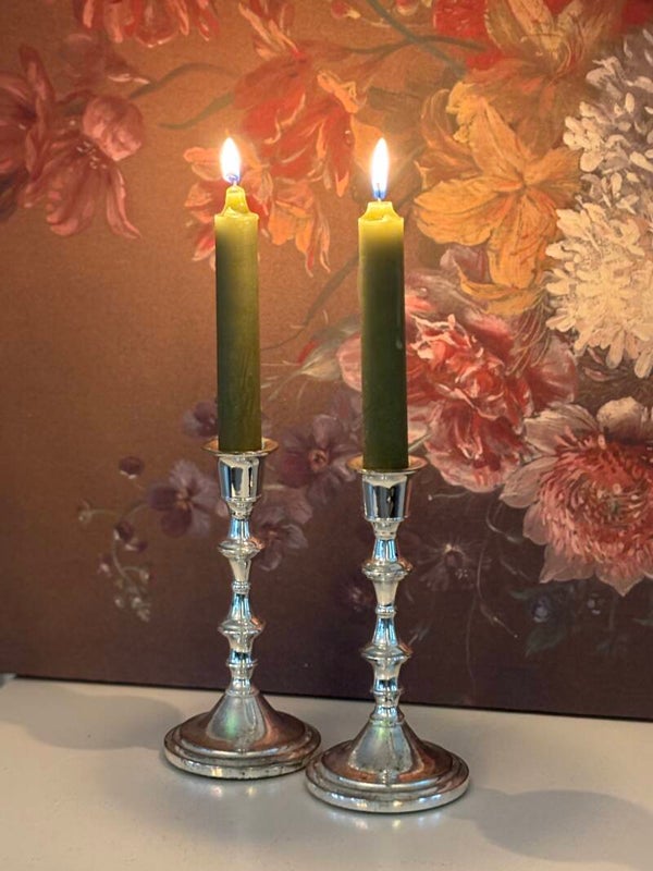Elegante set van twee verzilverde kandelaren - Elegant set of two silver-plated candlesticks