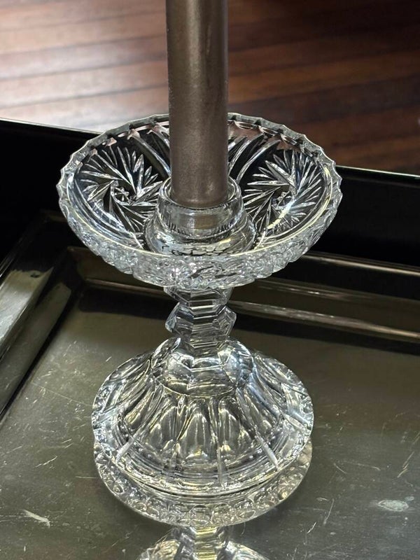 Glazen kandelaar met een prachtig geslepen patroon - Charming glass candlestick with a beautiful cut-glass pattern