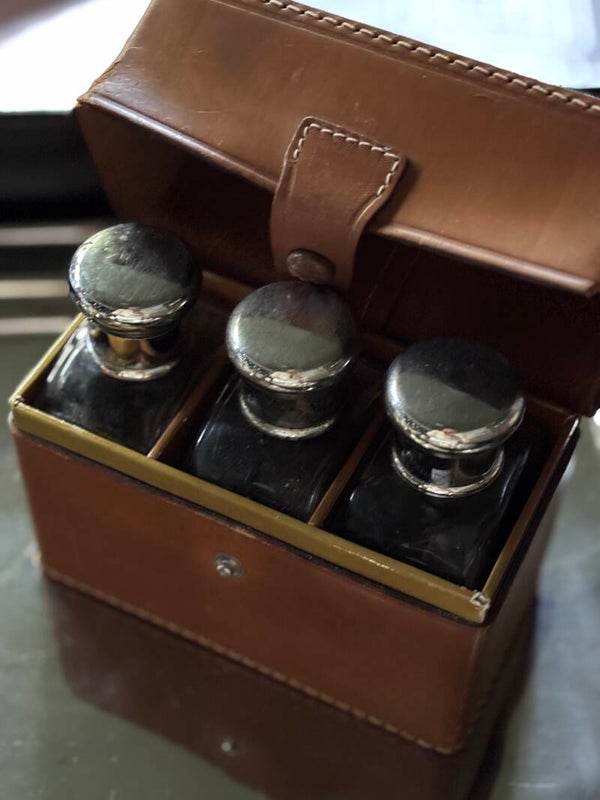 Aftershavelotion flesjes ‘Tuscany’in een stijlvolle lederen houder - ‘Tuscany’ aftershave lotion bottles in a stylish leather holder