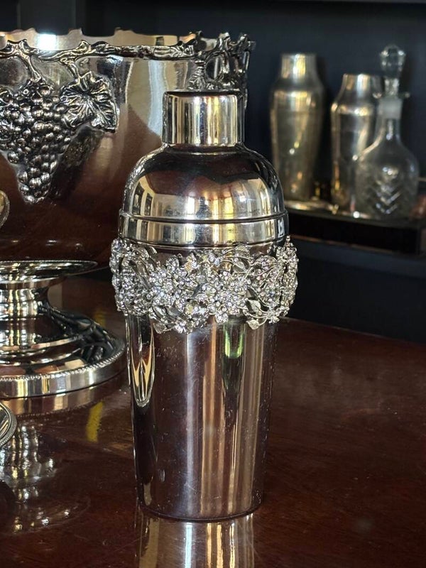 Verzilverd cocktailshaker met een elegante bloemenrand - Silver-plated cocktail shaker with an elegant flower border