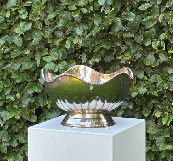 Verzilverde schaal op voet met een verfijnde kraalrand - Silver-plated pedestal bowl with a refined beaded edge