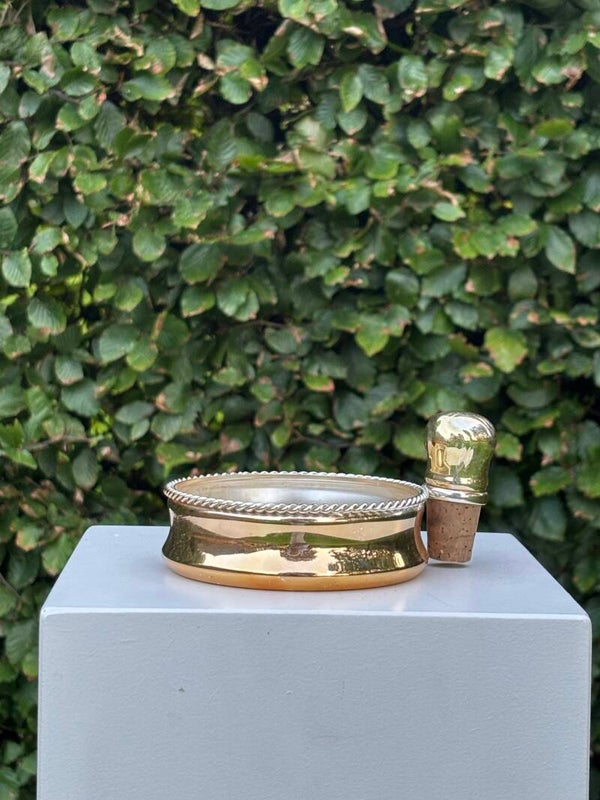 Elegante verzilverde fleshouder met verfijnde kraalrand - Elegant silver-plated bottle holder with a refined beaded edge