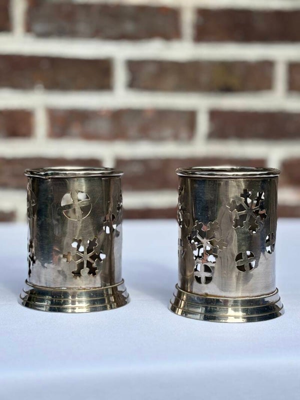 Twee metalen windlichten - Two metal lanterns