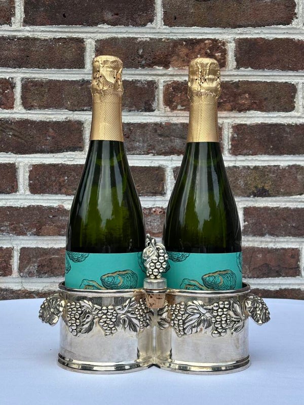 Verzilverde dubbele fleshouder met bijpassende flessenstops - Silver-plated double bottle holder with matching bottle stoppers