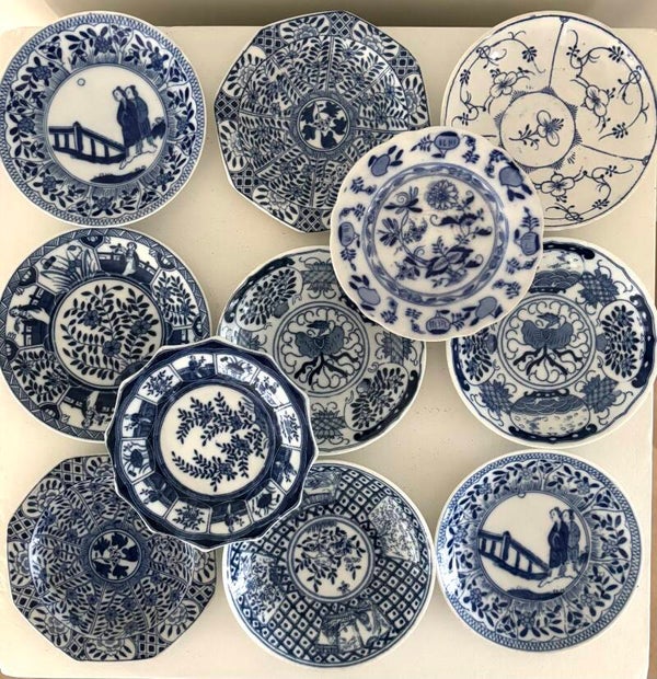 Set van 11 antieke schotels - Set of 11 antique saucers