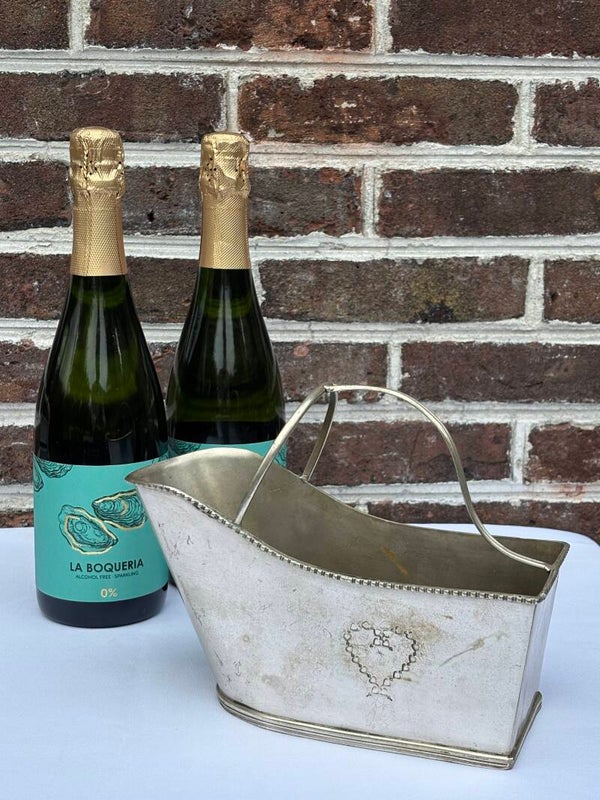 Antieke verzilverde fleshouder met kraalrand en monogram - Antique silver-plated bottle holder with a beaded edge and monogram