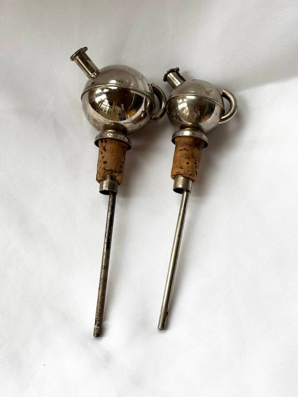 Twee flesdoseerders - Two bottle pourers