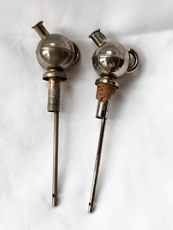 Twee flesdoseerders - Two bottle pourers