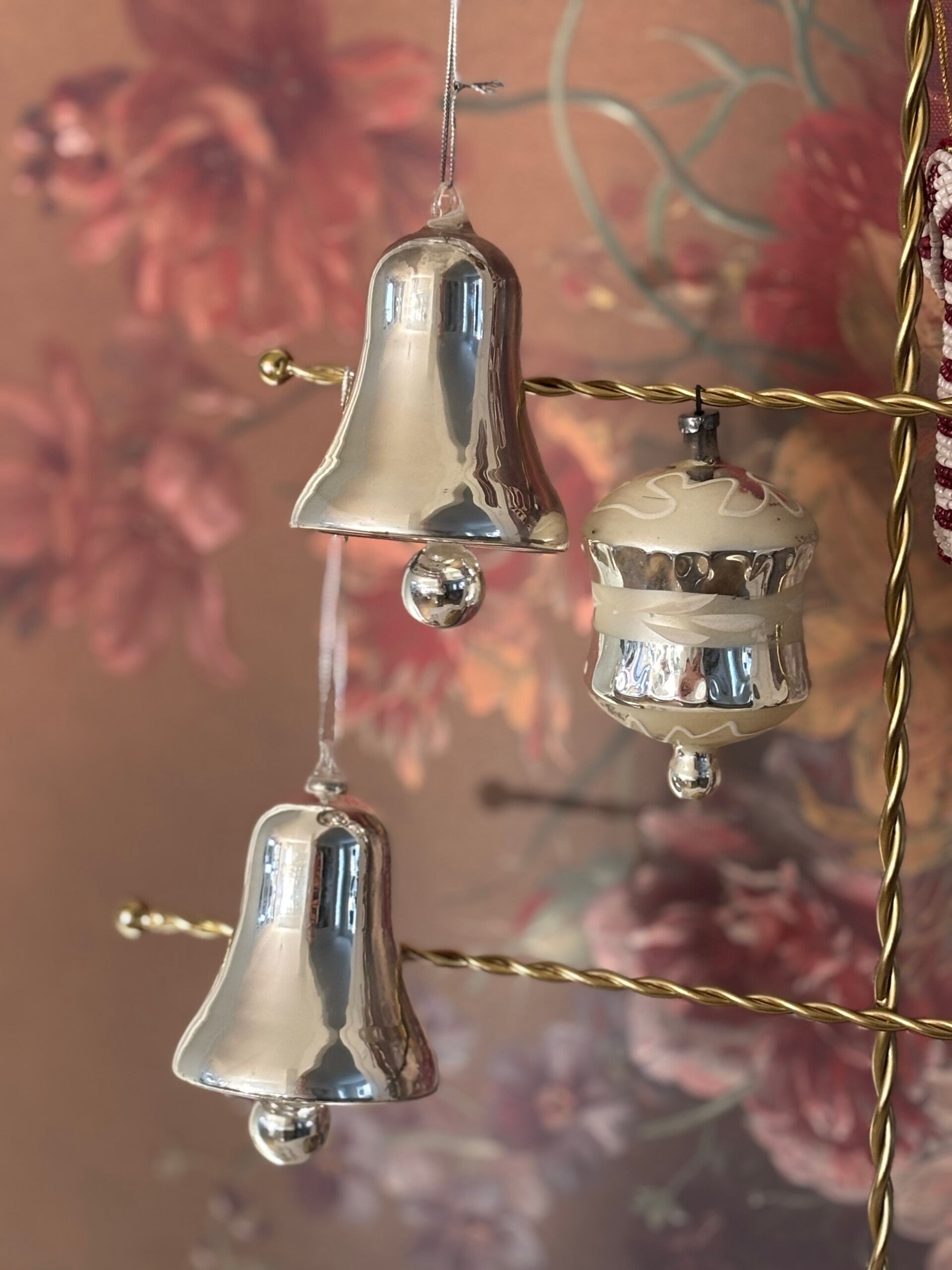 Elegante set van drie glazen kerstornamenten - Elegant set of three glass Christmas bells