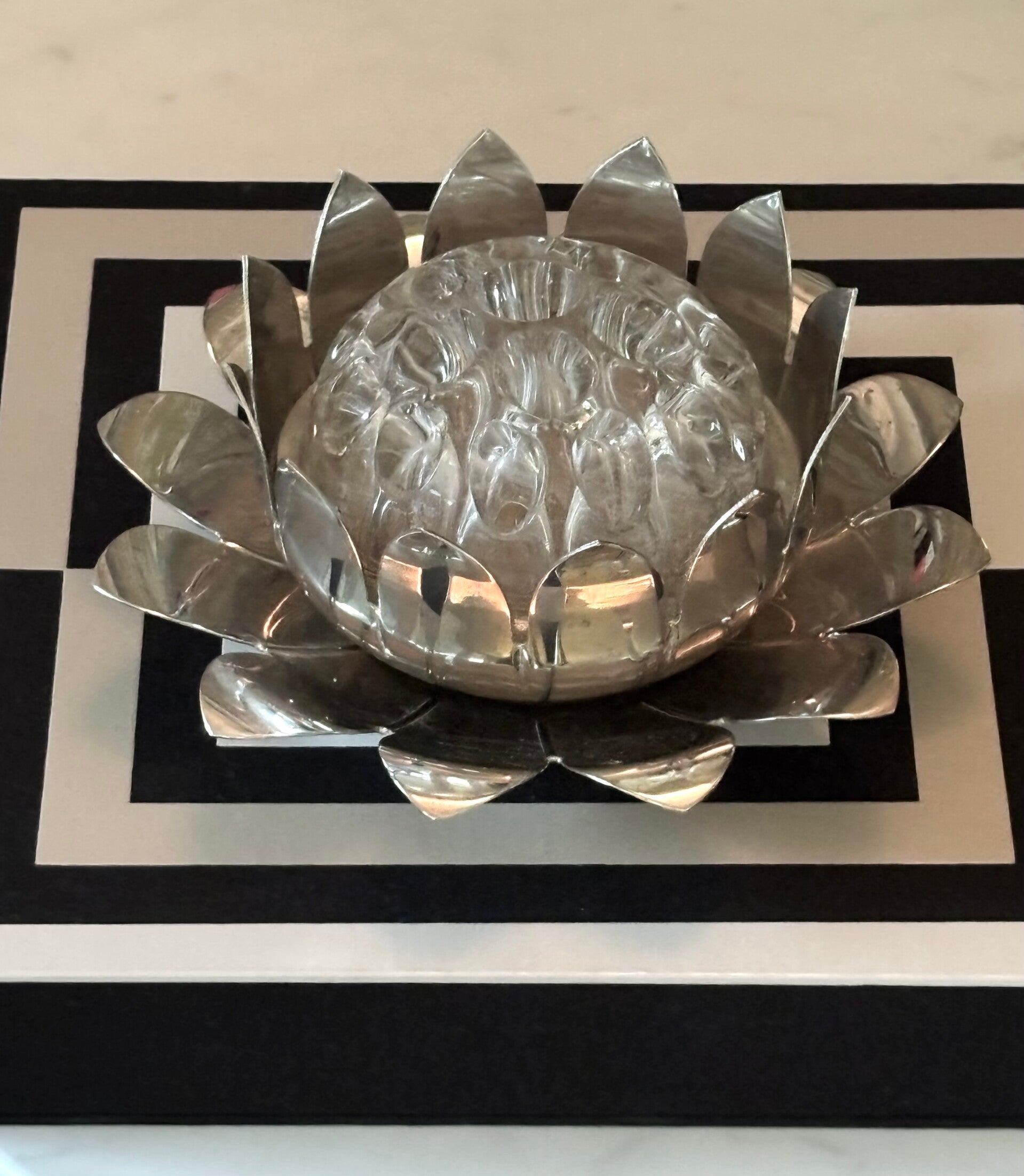 Elegante verzilverde pique-fleur 'Lotus' - Elegant silver-plated pique-fleur 'Lotus'