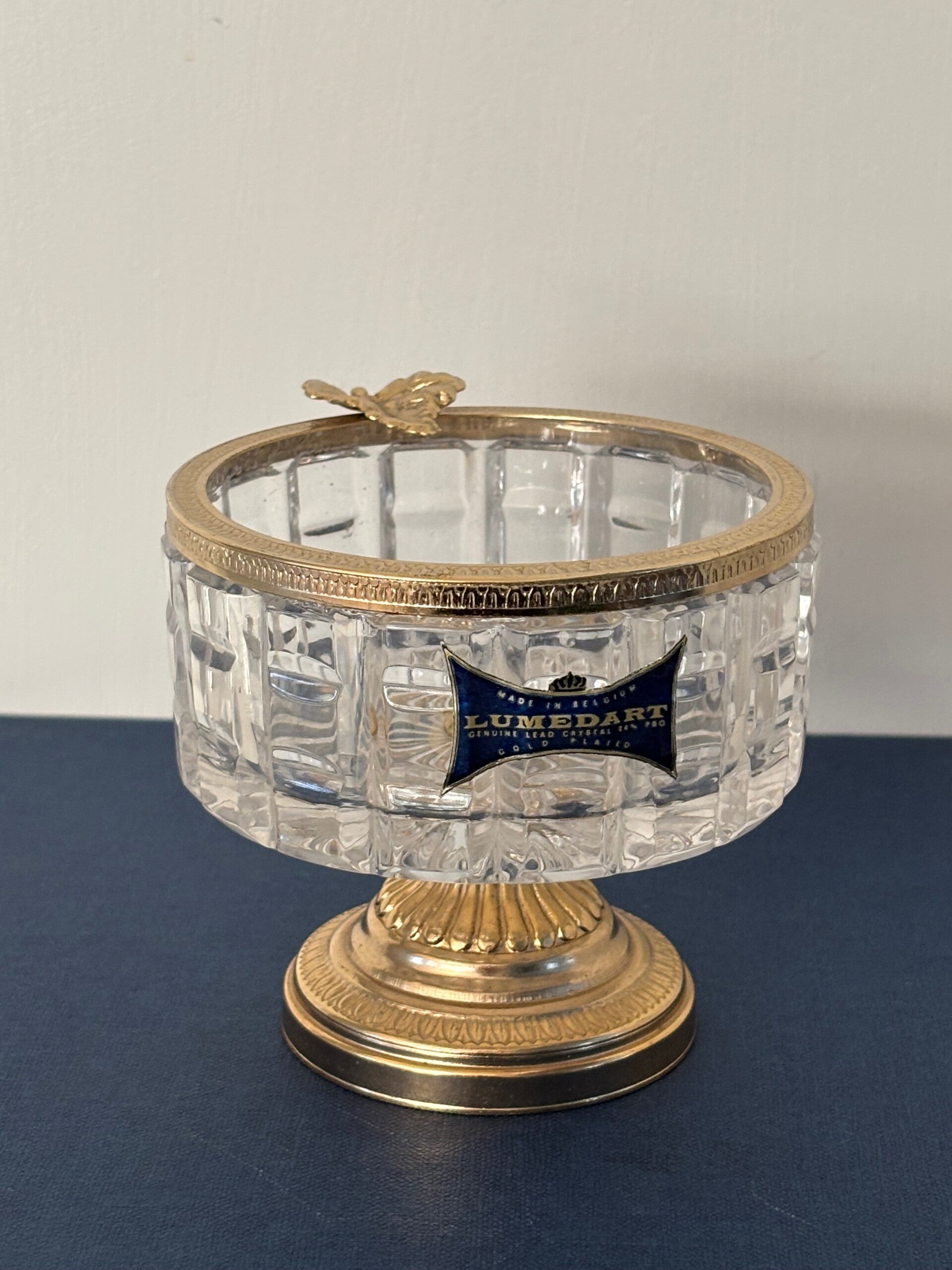 Verguld kristallen schaaltje op voet van Lumedart - Gold-plated footed crystal bowl by Lumedart