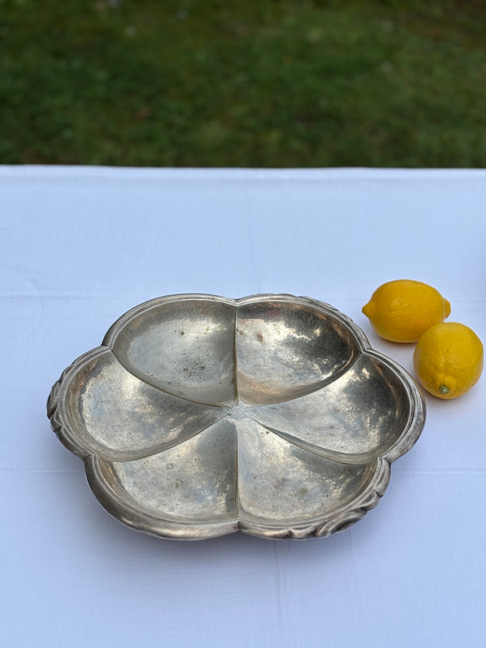 Verzilverde schaal op pootjes - Silver-plated dish on feet