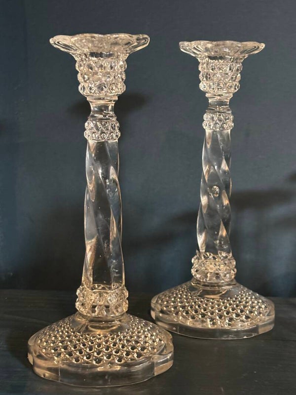 2 Persglazen kandelaren uit de Mid-Century periode (1930–1960) - 2 Pressed-glass candlesticks from the Mid-Century period (1930–1960)