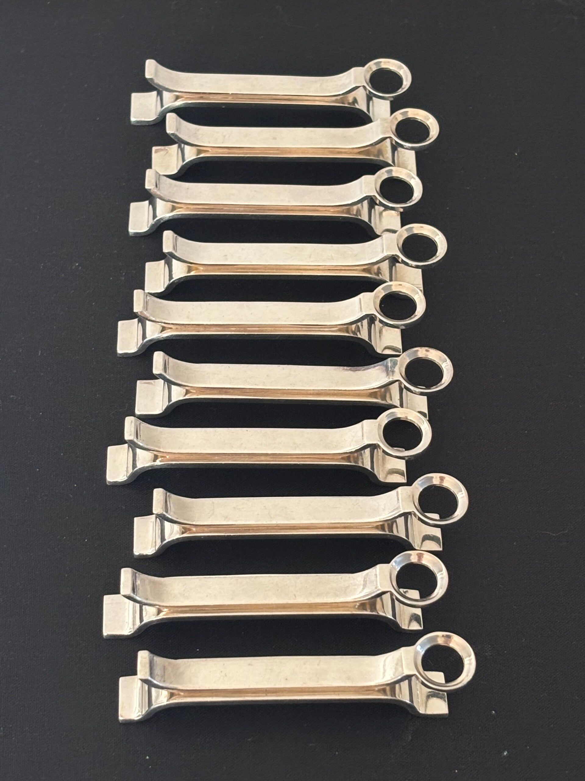 10 Verzilverde messenleggers Orfèvrerie St. Medard Paris - 10 Silver-plated knife rests by Orfèvrerie St. Medard Paris