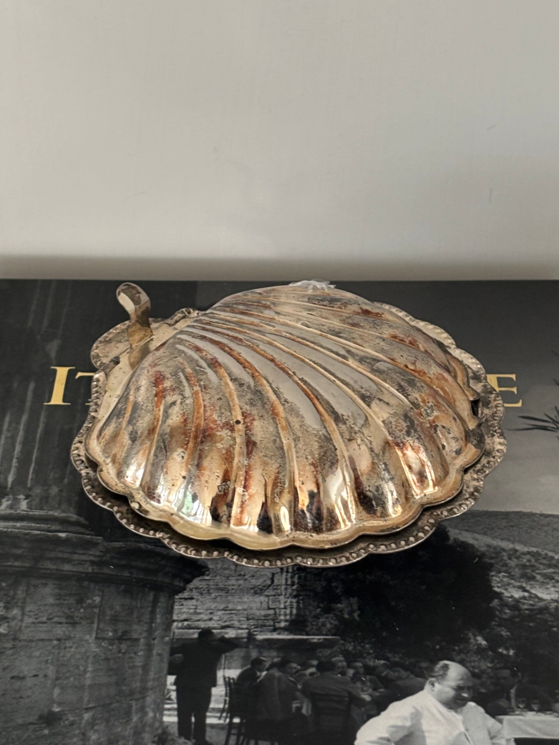 Elegante boterschelp met een witte glazen inlay - Elegant butter dish with a white glass inlay