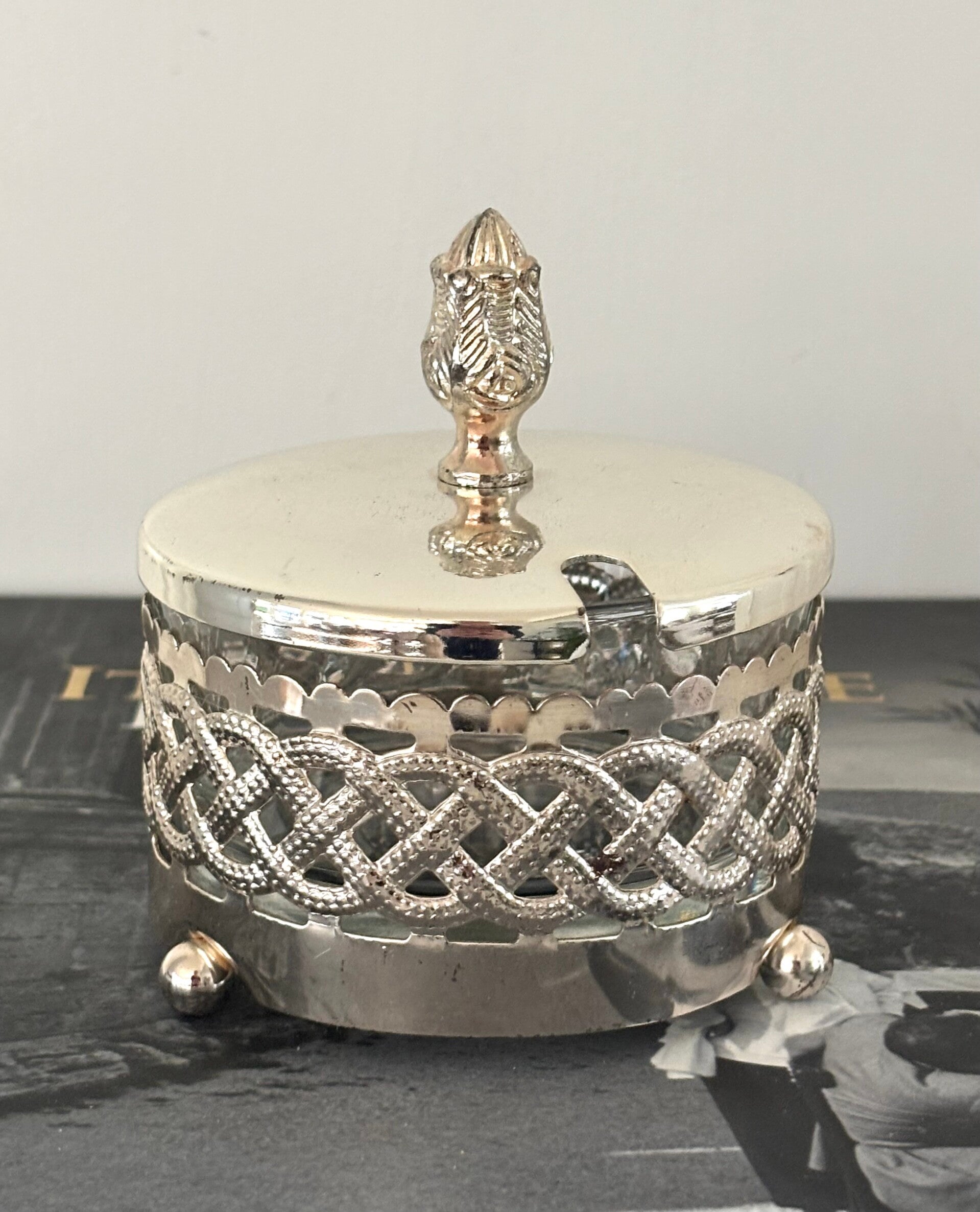 Verzilverd suikerpotje met sierlijke details - Silver-plated sugar bowl with graceful detailing
