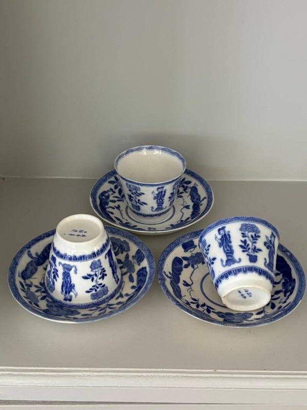 Set van 3 antieke kop & schotels - Set of 3 antique cups & saucers
