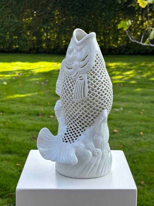 Bijzondere opengewerkte porseleinen karper vaas - Unusual openwork porcelain carp vase