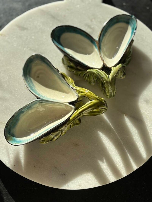 2 Antieke mosselvormige schaaltjes van barbotine aardewerk - 2 Antique mussel-shaped barbotine earthenware dishes