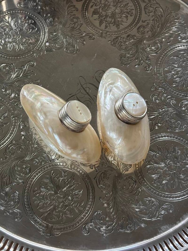 Portugese peper- en zoutvaatjes van parelmoer - Portuguese mother-of-pearl salt and pepper shakers