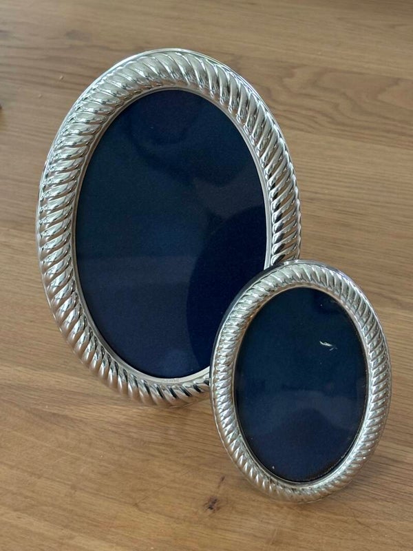 Twee ovale fotolijstjes uit de jaren ’70 - Two oval photo frames from the 1970s