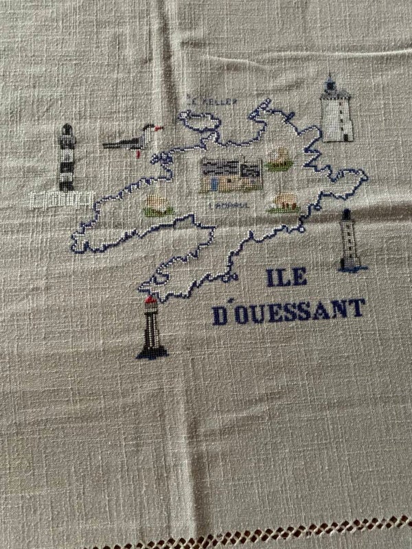 Nautisch handgeborduurd tafelkleed van La Linge de Jeanne (160 x 243) - Nautical hand-embroidered tablecloth by La Linge de Jeanne (160 x 243)