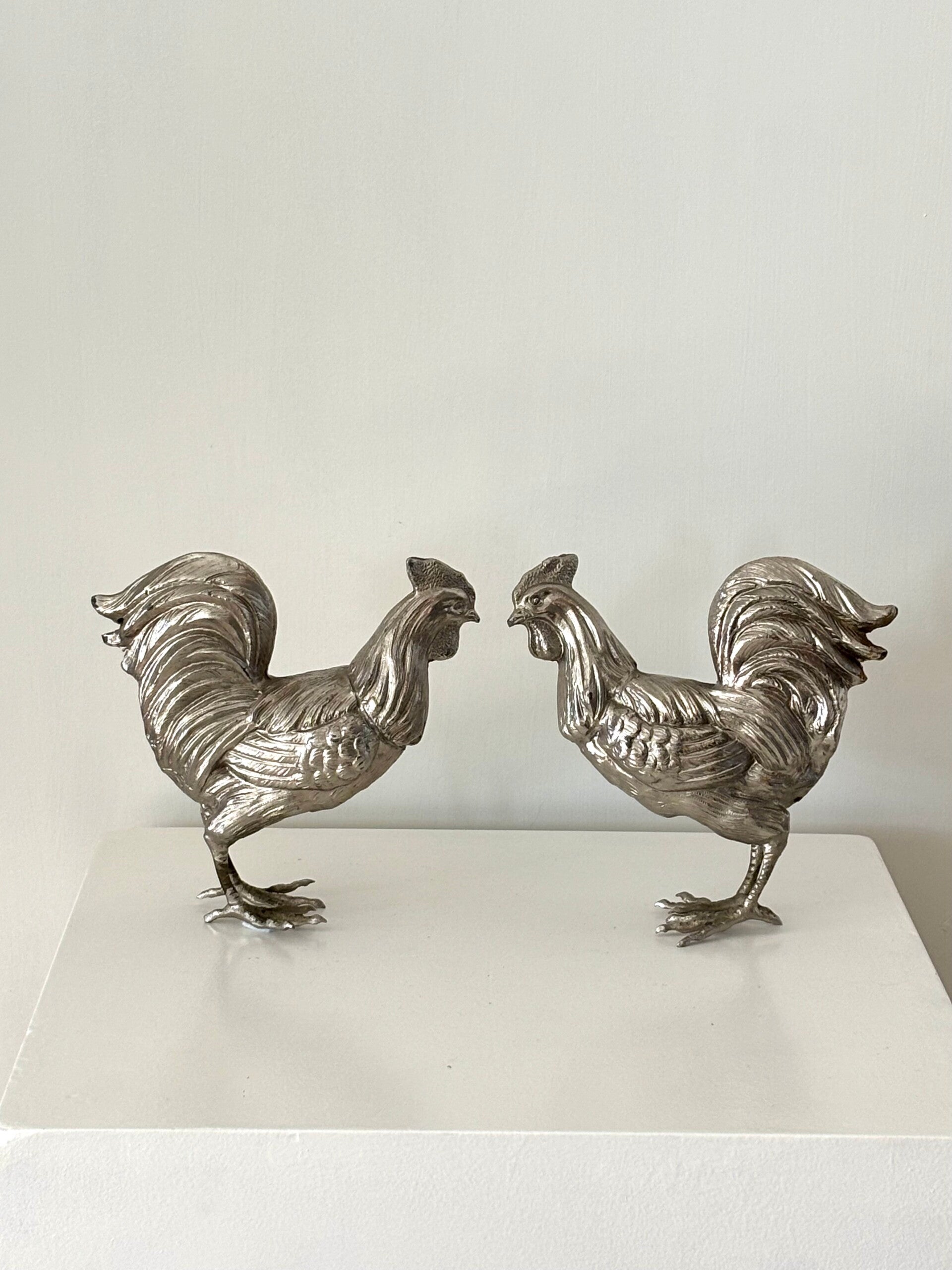 2 Grote verzilverde kemphanen - 2 Large silver-plated fighting cocks