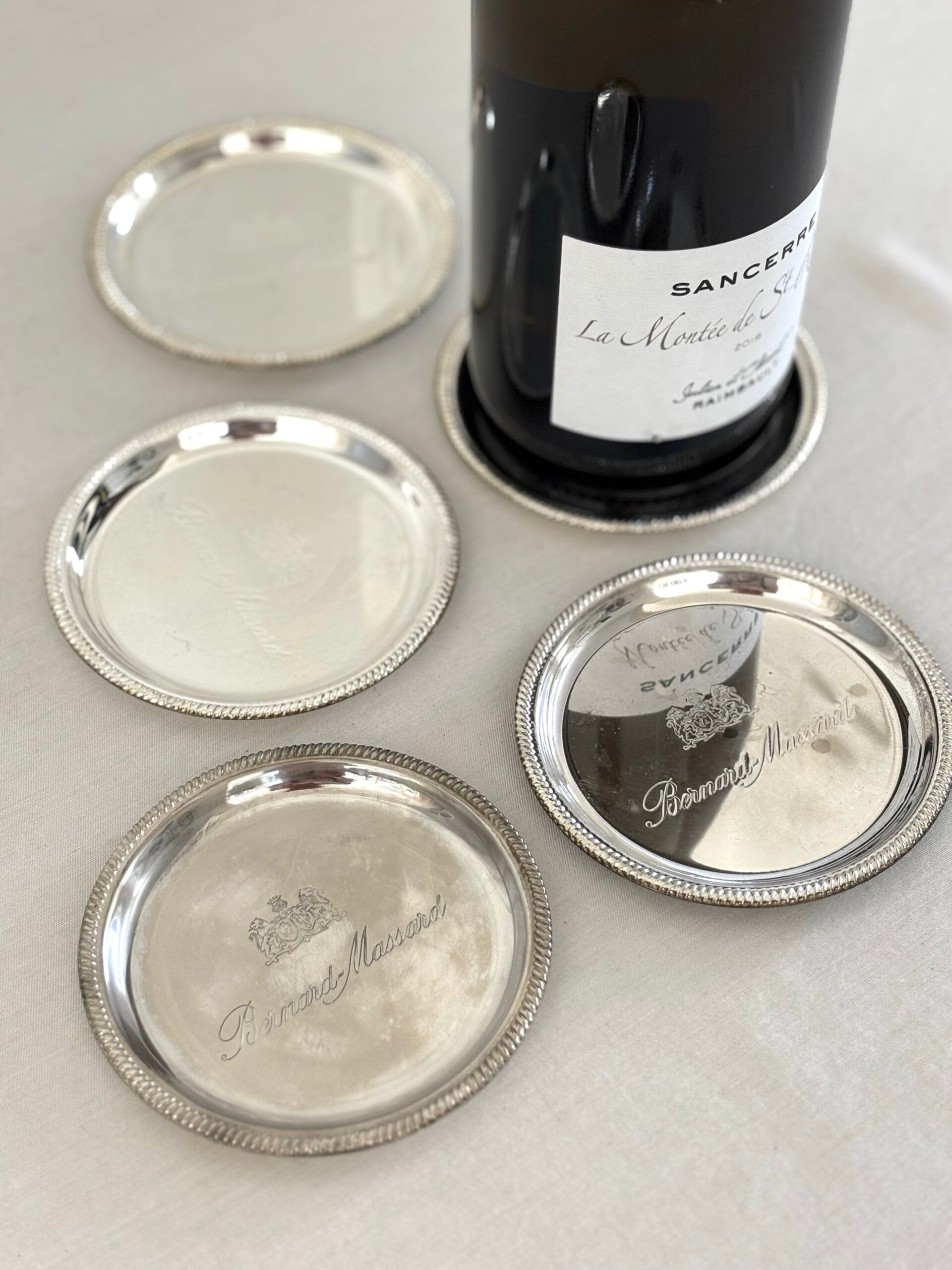 Verzilverde flesonderzetter Bernard Massard (in gebruikte staat) - Silver-plated bottle coaster Bernard Massard (in used condition)