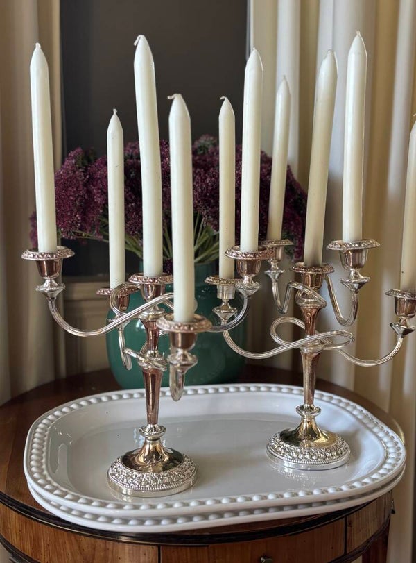Set van twee sierlijke shabby chic kandelaren - Set of two elegant shabby chic candlesticks
