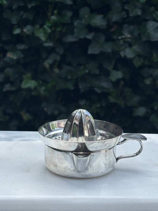 Verzilverde citruspers  - Silver-plated citrus squeezer