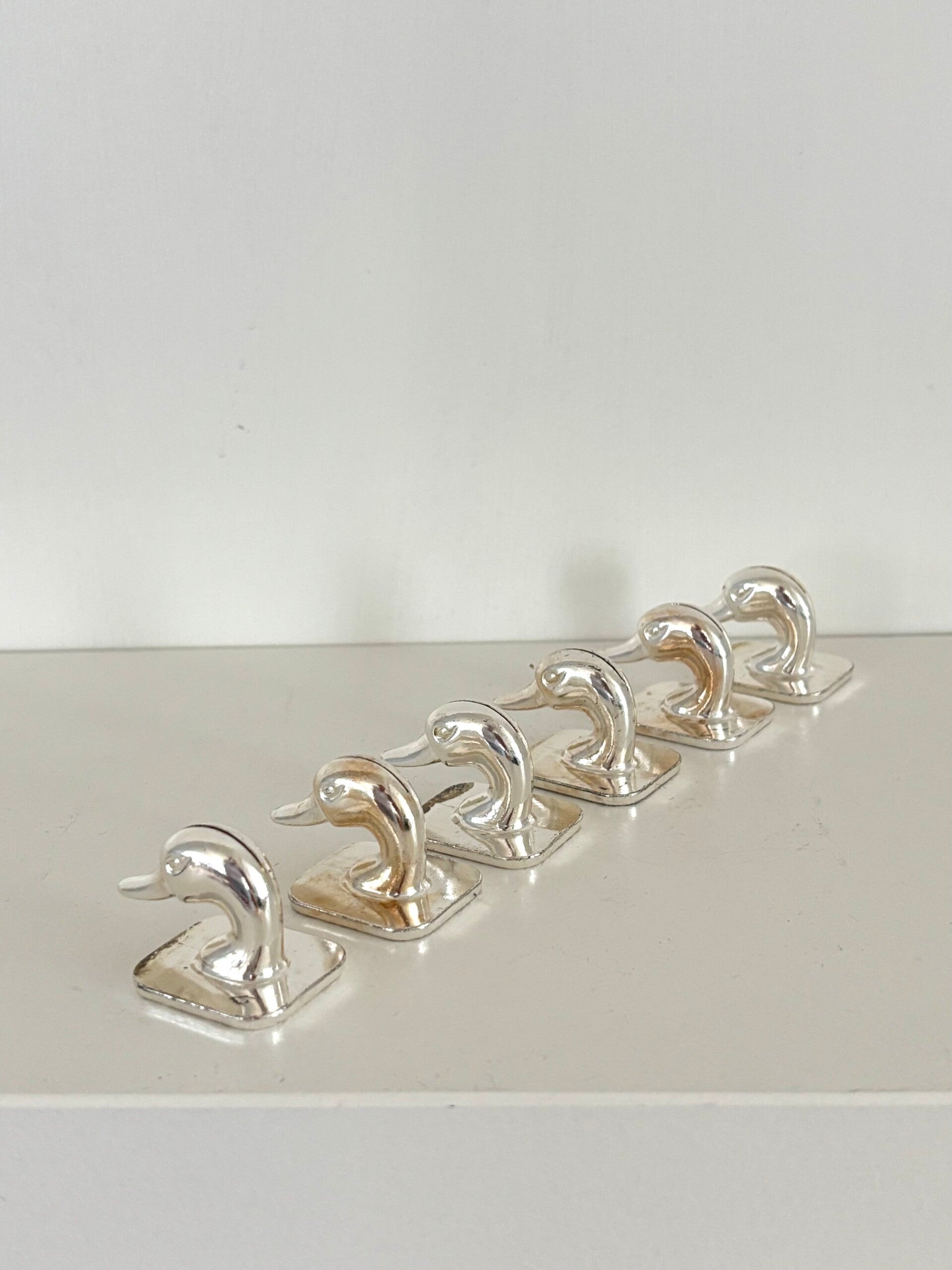 6 Verzilverde naamkaarthouders - 6 Silver-plated name card holders.