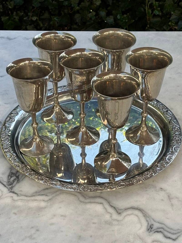 6 Verzilverde hoge bekers op dienblad - 6 Silver-plated tall cups on a serving tray