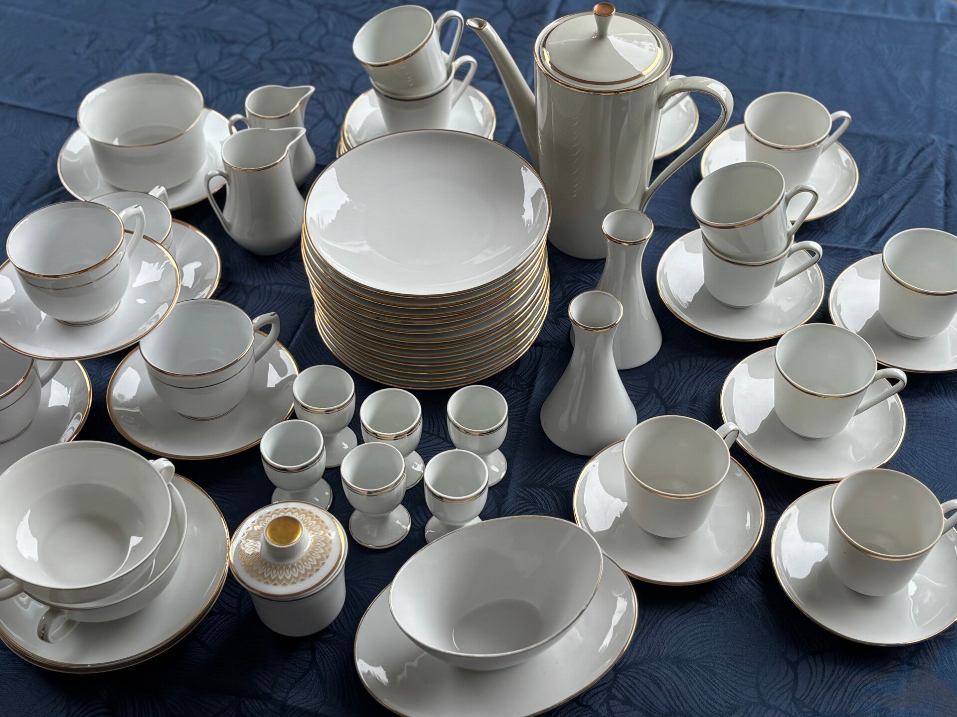 Een elegant goud-wit mix & match ontbijtservies van Arzberg, Winterling & Eschenbach Bavaria - An elegant gold and white mix & match breakfast service by Arzberg, Winterling & Eschenbach Bavaria