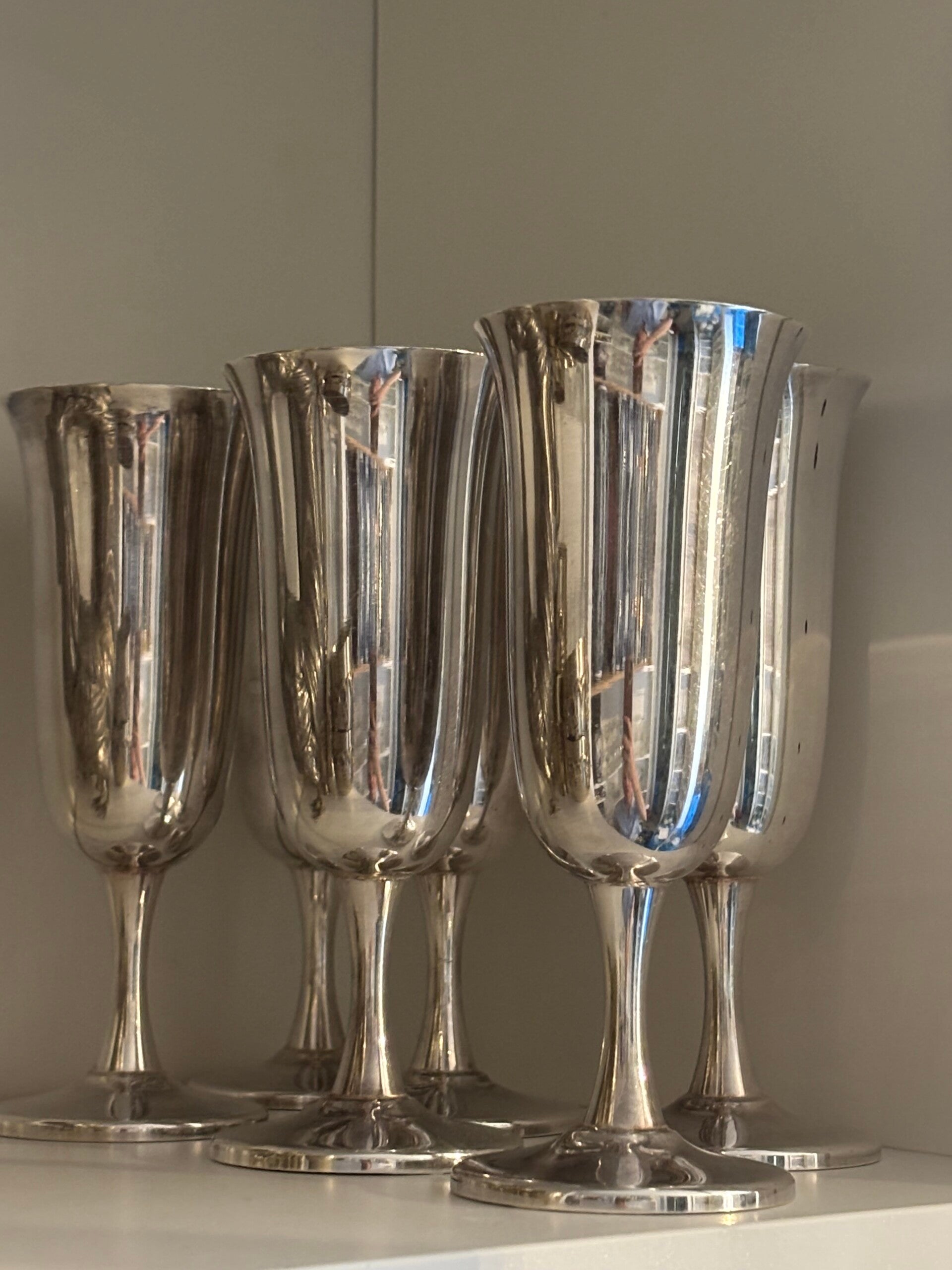 6 Verzilverde hoge Champagnecoupes - 6 Silver-plated tall Champagne coupes