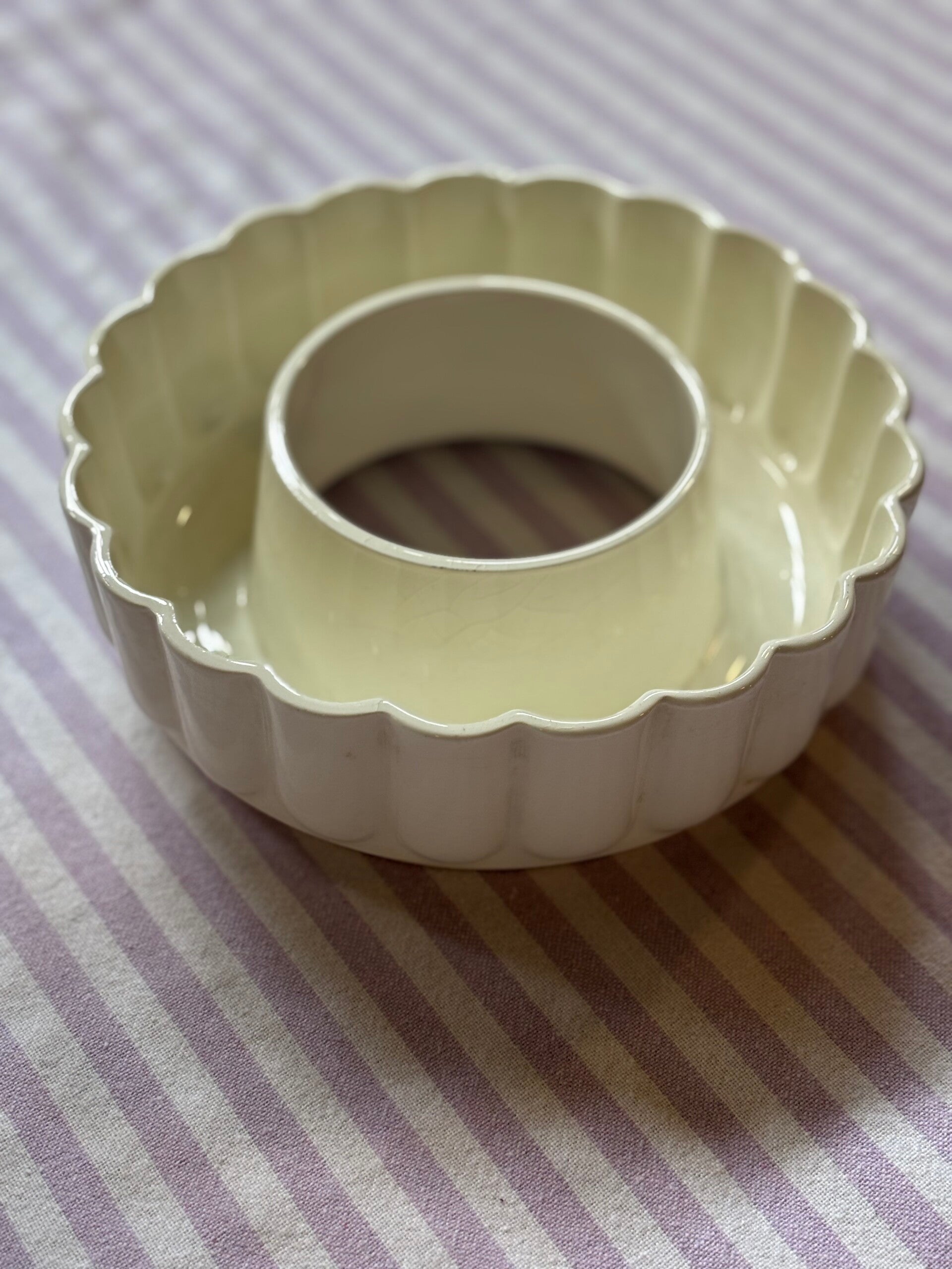 Antieke puddingvorm van Feinsteingutfabrik Max Roesler - Antique pudding mould by Feinsteingutfabrik Max Roesler