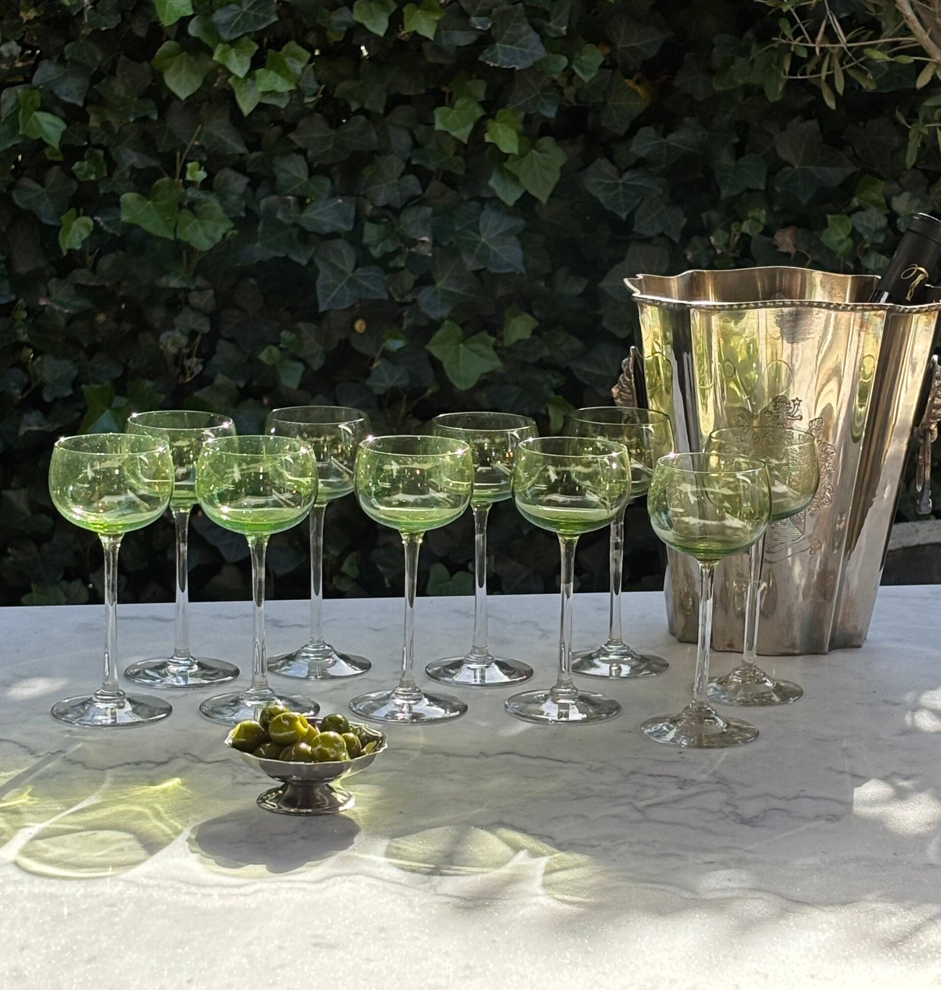 Set van 10 groene glazen op hoge voet - Set of 10 green stemmed glasses