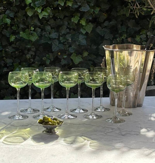 Set van 10 groene glazen op hoge voet - Set of 10 green stemmed glasses