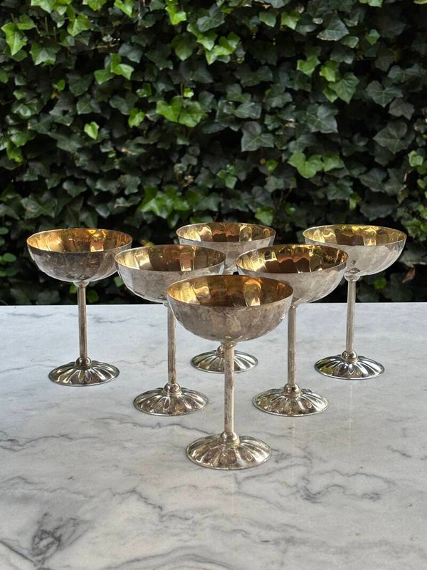 6 Verzilverde en vergulde klassieke coupes -  6 Silver-plated and gilded classic coupes